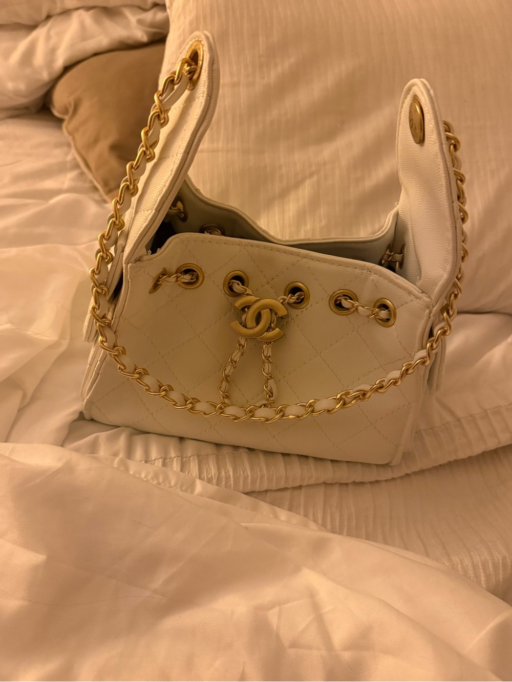 Chic White Quilted Shoulder Bag with Gold Chain